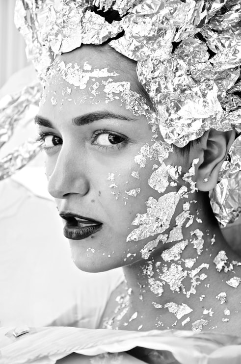 Florian Borgeat - Photography - black and white portrait of a woman with aluminum hairstyle